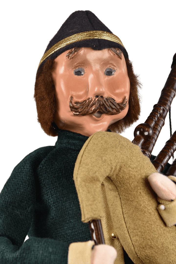11 Pipers Piping