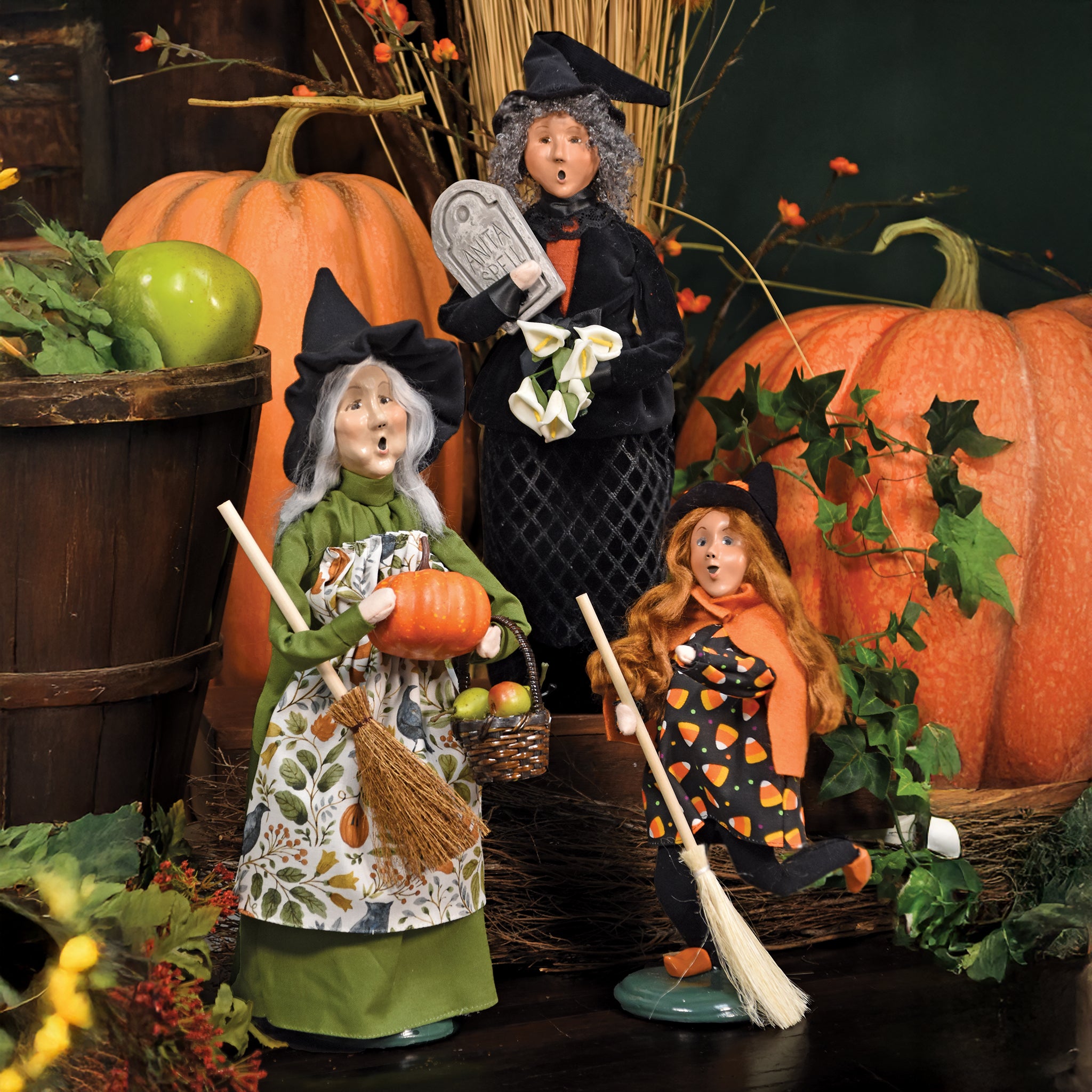 Byers' Choice - Christmas Caroler Dolls, Figurines, Advent